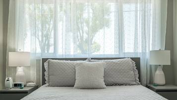 3 habitaciones, escritorio y tabla de planchar con plancha