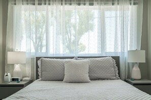 3 habitaciones, escritorio y tabla de planchar con plancha 