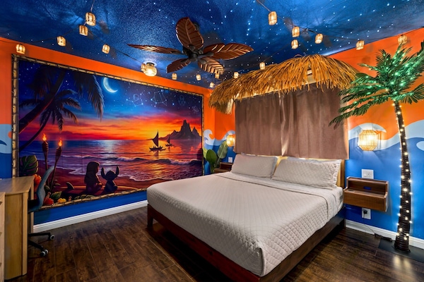 4 soverom, skrivebord, strykejern/-brett og reiseseng for barn