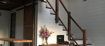 This light, bright cottage is located in St Johns in Portland