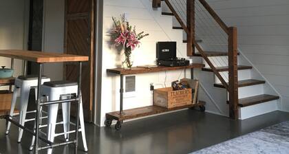 This light, bright cottage is located in St Johns in Portland
