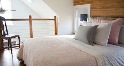 This light, bright cottage is located in St Johns in Portland
