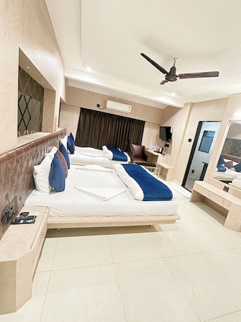 Family Quadruple Room | Desk, laptop workspace, free WiFi, bed sheets