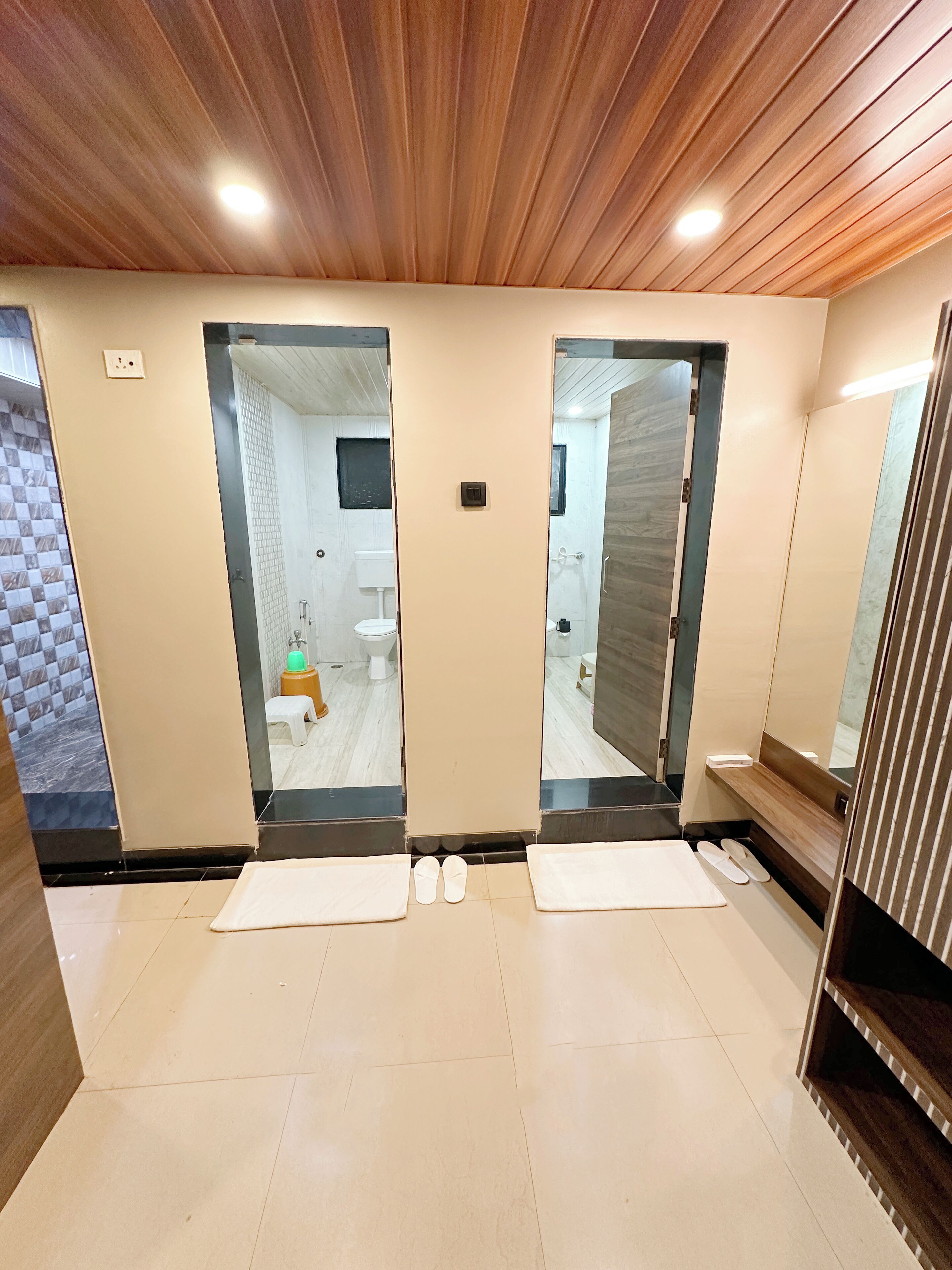 Suite familiar, varias camas | Baño | Ducha, secador de pelo y toallas