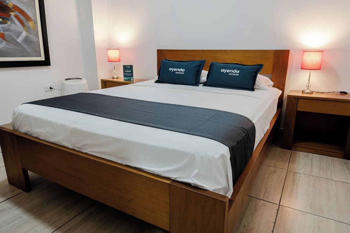 Habitación triple superior | Ropa de cama de alta calidad, edredón, muebles diferentes y escritorio