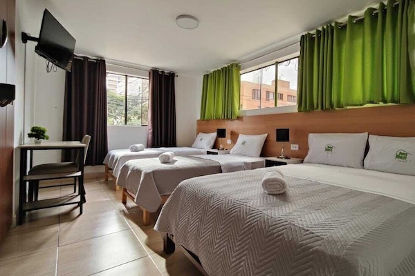 Ropa de cama de alta calidad, cubrecamas y muebles diferentes