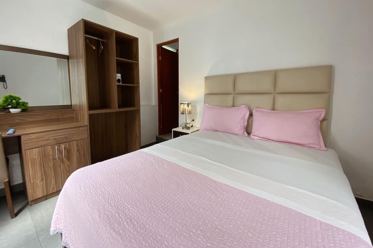 Habitación Deluxe con Terraza | Ropa de cama de alta calidad, edredón, muebles diferentes y escritorio