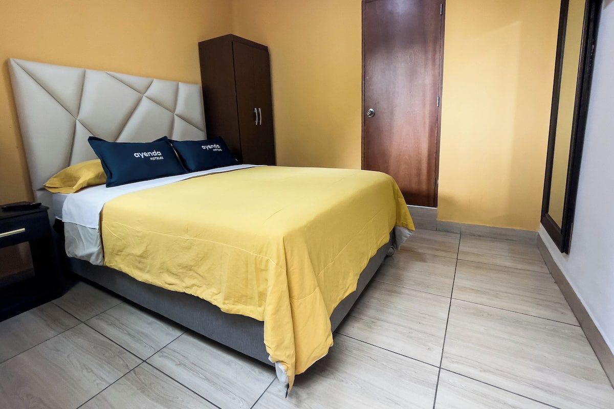 Habitación doble estándar | Ropa de cama de alta calidad, edredón, muebles diferentes y escritorio