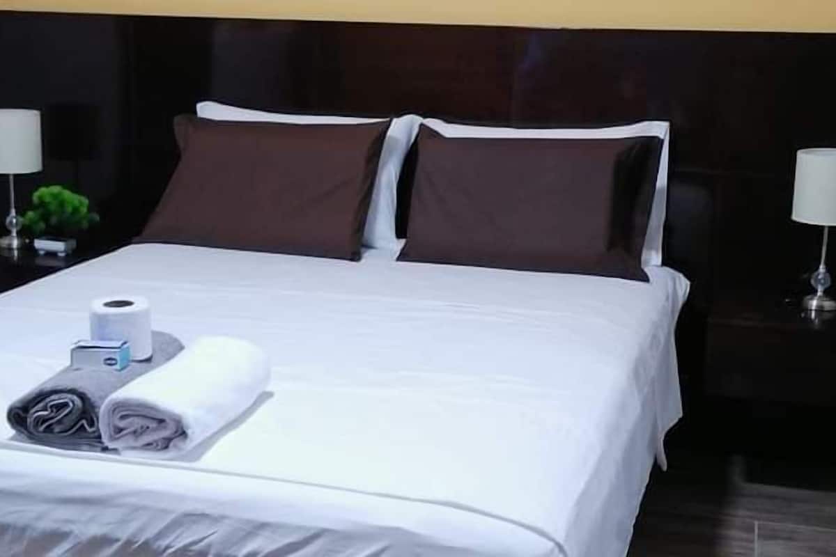 Habitación doble superior | Ropa de cama de alta calidad, edredón, muebles diferentes y escritorio