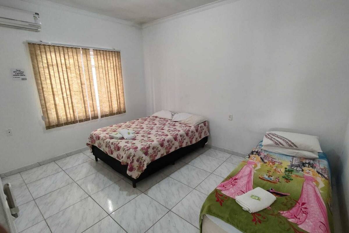 Habitación cuádruple superior | Minibar, wifi gratis y ropa de cama