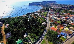 Vista frontal de la propiedad