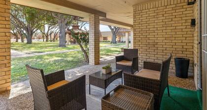 Cozy, Lovely 2 bedroom 2.5 bathrooms Recently remodeled.