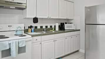 KylskÄp, mikrovÄgsugn, ugn och spishÀll