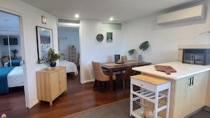 Um espaço compacto com cozinha compacta, área de refeições e quarto.