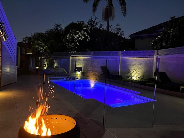 Una piscina al aire libre, una piscina climatizada