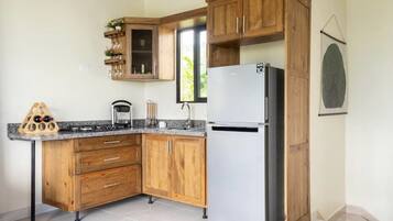 Fridge, coffee/tea maker, toaster, blender