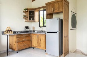 Fridge, coffee/tea maker, toaster, blender