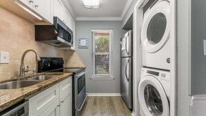 Cafetera/tetera, refrigerador, microondas, placa de cocina