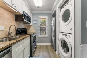 Microondas, parrilla de estufa, lavavajillas y cafetera y tetera