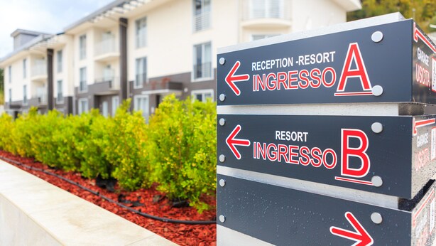 A signpost with directions to 'Reception-Resort Ingresso A' and 'Resort Ingresso B'. - Vignadonica Resort (Fisciano)