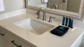 Douche, sĂšche-cheveux, serviettes fournies, savon