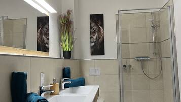 Douche, sĂšche-cheveux, serviettes fournies, papier toilette
