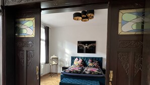 Un dormitorio con una cama, una mesita de noche y una lámpara.