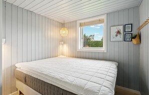 2 bedrooms, travel crib, free WiFi - Awesome home in Strøby with WiFi (Strøby)