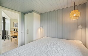 2 bedrooms, travel crib, free WiFi