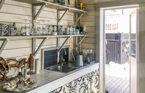 Fridge, cookware/dishes/utensils - Cozy home in Skutskär with sauna (Skutskär)