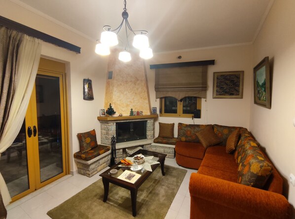 Smart-TV, Kamin, Bücher