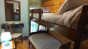 3 quartos, escrivaninha, ferros/tábuas de passar roupa