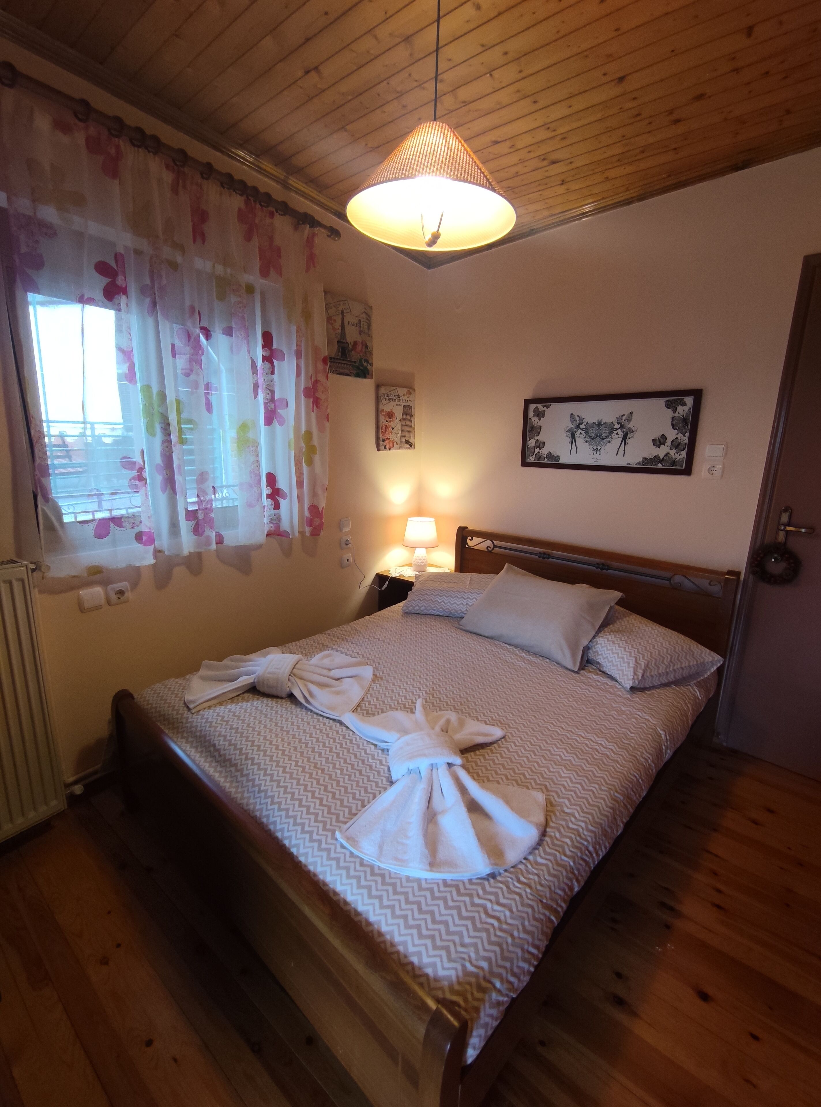 3 makuuhuonetta, työpöytä, silitysrauta/-lauta, ilmainen Wi-Fi