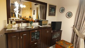 A bathroom with a large mirror, a sink, a toilet, and a cabinet. - Αρχοντικό Δρυάδες 1 (Belokomiti)