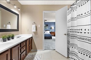 Towels, soap, shampoo, toilet paper - Relaxing Home in North Austin (Austin)