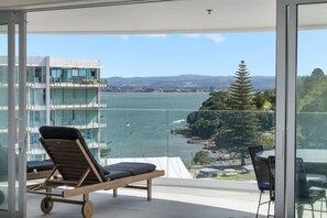 Outdoor dining - Oceanside Apartment with Iconic Views! (Mount Maunganui)