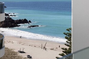 Beach - Oceanside Apartment with Iconic Views! (Mount Maunganui)