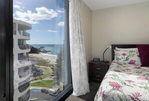 2 bedrooms, iron/ironing board, WiFi - Oceanside Apartment with Iconic Views! (Mount Maunganui)