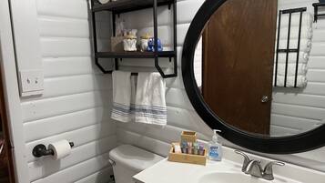 Haartrockner, Handtücher, Toilettenpapier