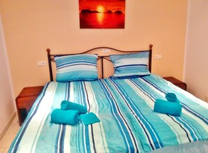 2 bedrooms, travel crib, free WiFi, bed sheets - DP: directly on the beach, large terrace, sea view & garden (Manacor)