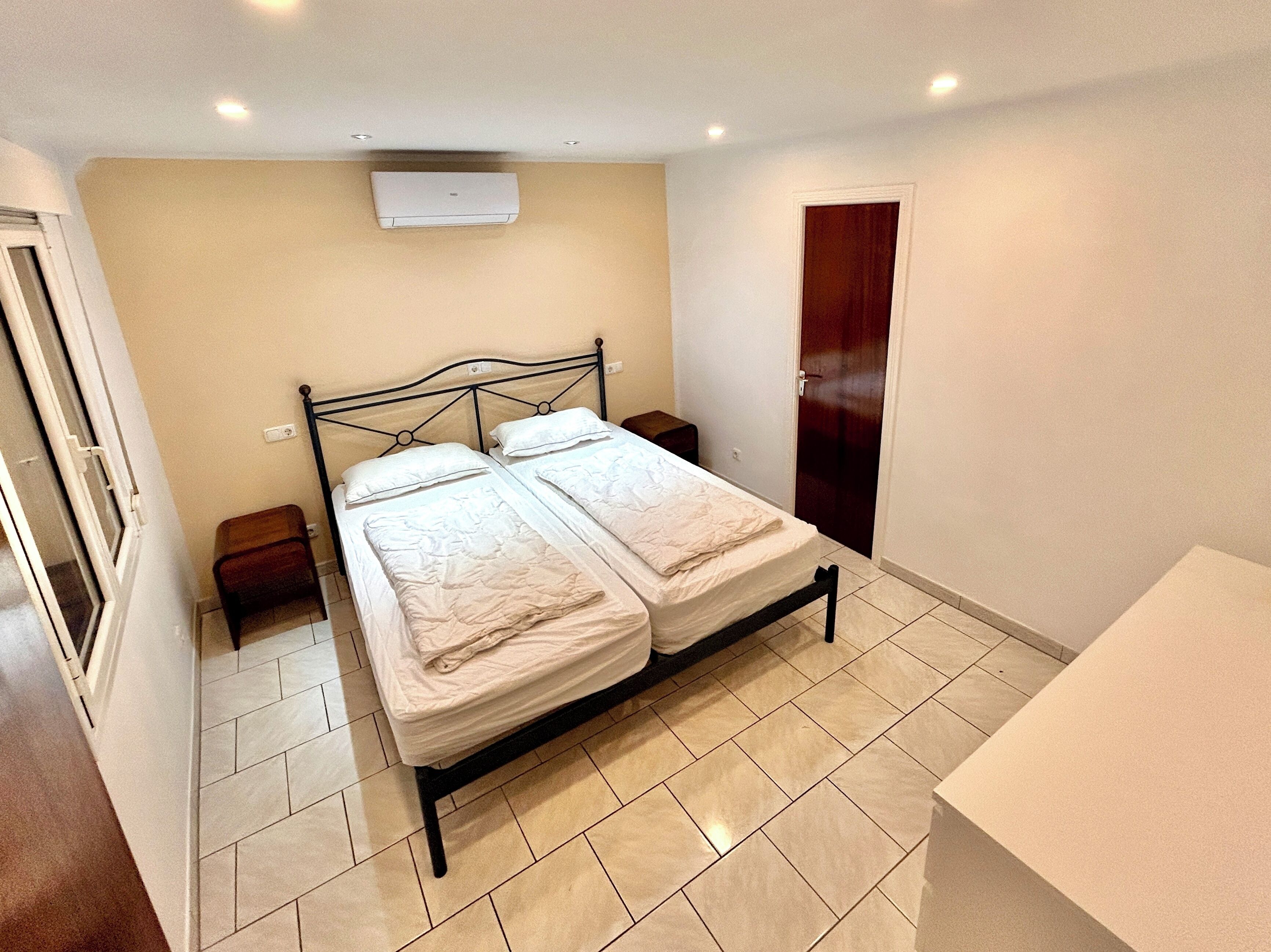 2 bedrooms, travel crib, WiFi (free), bed sheets