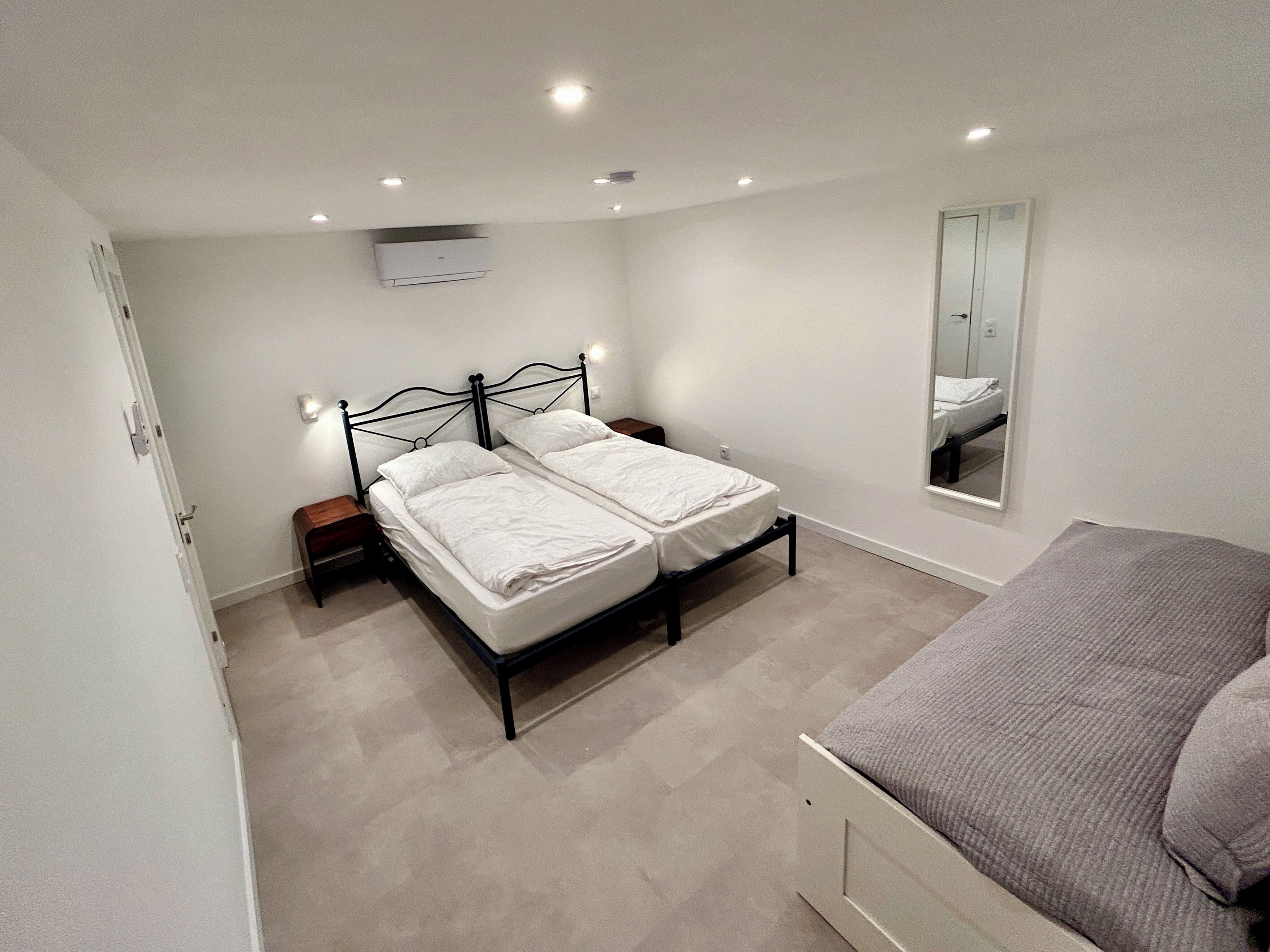 2 bedrooms, travel crib, WiFi (free), bed sheets