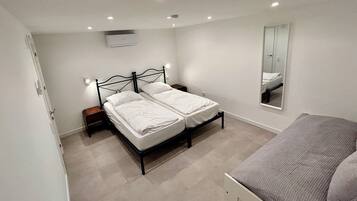 2 bedrooms, travel crib, WiFi (free), bed sheets