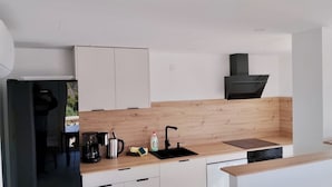Wasserkocher mit Kaffee-/Teezubehör, Kühlschrank, Mikrowelle, Ofen