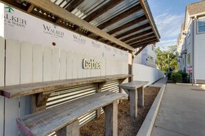 Outdoor dining - Cozy Nash Condo*Free Parking (Nashville)