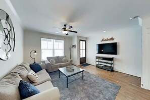 Living area - Cozy Nash Condo*Free Parking (Nashville)
