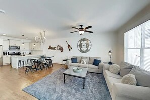 Living area - Cozy Nash Condo*Free Parking (Nashville)