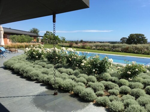 Villa surrounded by greenery with swimming pool and tennis - 10 minutes from the beach