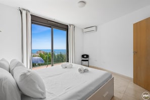 3 bedrooms, in-room safe, iron/ironing board, free WiFi