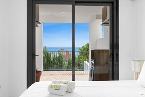 3 chambres, coffres-forts dans les chambres, fer et planche à repasser